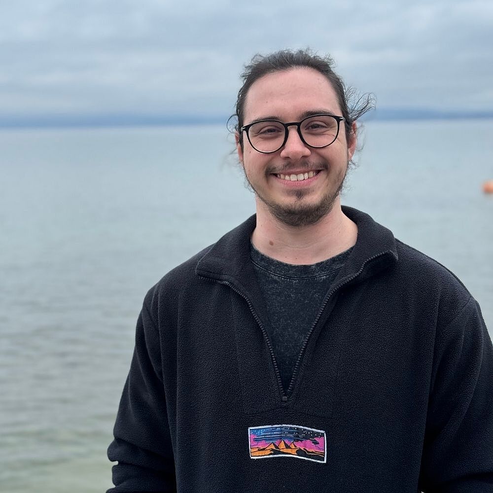 Das Bild zeigt ein Porträt von Jan Sauerbrey